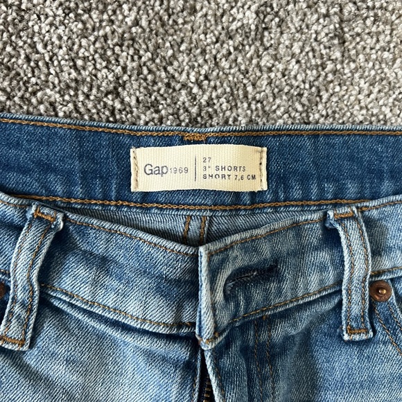 GAP Jean shorts size 27 3”. Stretch and super comfy - Picture 3 of 3
